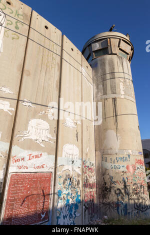 Betlemme, Israele - 6 Marzo 2015: i graffiti sulla barriera di separazione. Foto Stock