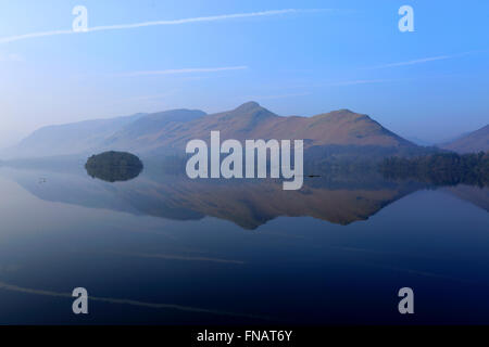 Misty dawn luce sul lago Derwentwater, Keswick, Parco Nazionale del Distretto dei Laghi, Cumbria County, England, Regno Unito Foto Stock