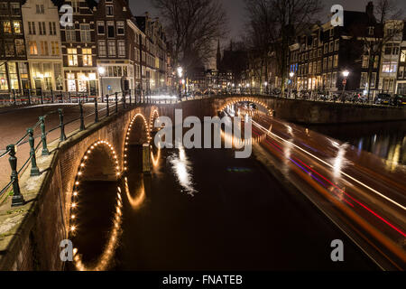 Una vista dei ponti a Leidsegracht e Keizersgracht intersezione dei canali di Amsterdam al crepuscolo. Le biciclette e gli edifici possono essere Foto Stock