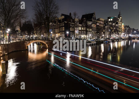 Una vista dei ponti a Leidsegracht e Keizersgracht intersezione dei canali di Amsterdam al crepuscolo. Le biciclette e gli edifici possono essere Foto Stock