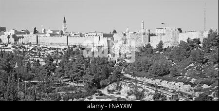 Gerusalemme, Israele - 6 Marzo 2015: la torre di Davide e la parte occidentale della città vecchia di pareti e Teddy Park. Foto Stock