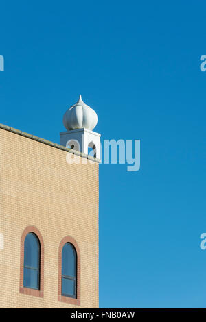 Minareto contro il cielo blu sul Gurudwara Sikh tempio di Milton Keynes. Regno Unito Foto Stock