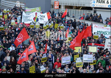 Vienna, Austria. 14th Mar, 2016. La manifestazione contro il raduno del Partito della libertà d'Austria (FPÖ) è sotto il motto "accoglienza dei rifugiati”. Vienna, Austria, 14th marzo 2016. Credit: Franz PERC/Alamy Live News Foto Stock
