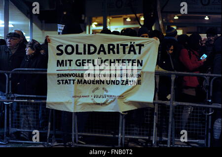 Vienna, Austria. 14th Mar, 2016. La manifestazione contro il raduno del Partito della libertà d'Austria (FPÖ) è sotto il motto "accoglienza dei rifugiati”. Banner che legge l'iscrizione "solidarietà con i rifugiati". Vienna, Austria, 14th marzo 2016. Credit: Franz PERC/Alamy Live News Foto Stock