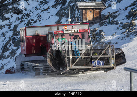 Snow toelettatore in condizioni ventose Foto Stock