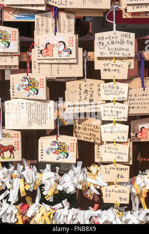 O-mikuji, preghiera paper e giapponese di placche di preghiera (schede), EMA, Senso-ji tempio Buddista Asakusa, Tokyo, Giappone Foto Stock