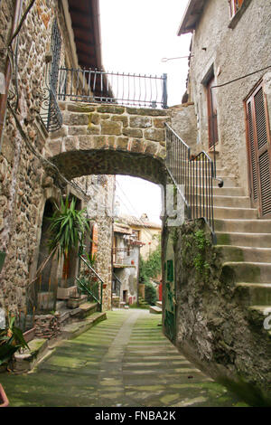 Calcata di medievale alleway in inverno Foto Stock