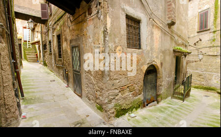 Calcata di medievale alleway in inverno Foto Stock