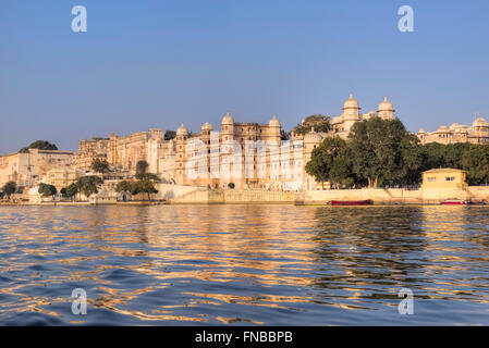 Palazzo di Città, Udaipur, Lago Pichola, Rajasthan, India Foto Stock