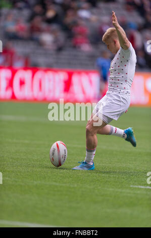 Vancouver Canada. 13 marzo, 2016. Cameron Cowell calci per la conversione - Inghilterra vs Portogallo durante la HSBC World Rugby Sevens Series Cup, quarti di finale, tenutasi in BC Place Stadium, Vancouver B.C Canada - Inghilterra vince 31-0 - Credit: Gerry Rousseau/Alamy Live News Foto Stock