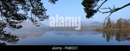 Misty dawn luce sul lago Derwentwater, Keswick, Parco Nazionale del Distretto dei Laghi, Cumbria County, England, Regno Unito Foto Stock