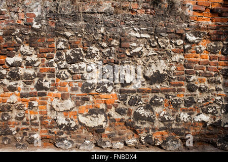 Medievali e vecchie pietre e mattoni a vista muro sfondo storico Foto Stock