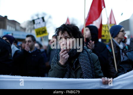 Vienna, Austria. Il 14 marzo 2016. I dimostranti protestano un rally che si terrà dall'estrema destra la libertà delle parti di Austria (FPÖ) in Liesing sobborgo di Vienna, Austria. Liesing è il sito di un rifugiato centro di alloggiamento, disegno rabbia da sostenitori del anti-immigrati FPÖ. Credito: David Cliff/Alamy Live News Foto Stock