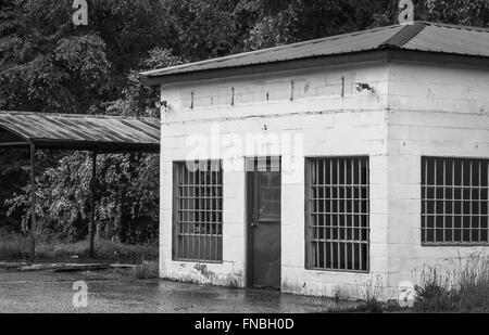 Vecchio garage rurale abbandonato tempo fa Foto Stock