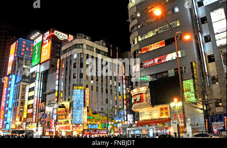 Scena di strada di notte Shinjuku Tokyo Giappone Foto Stock