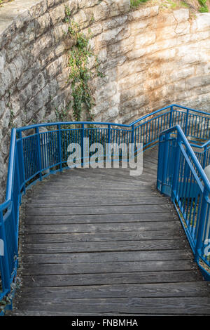 Scale e passerelle con ringhiera blu Foto Stock