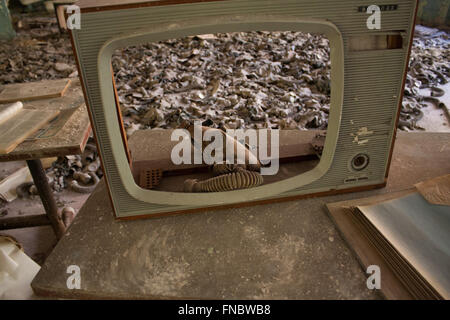 Maschere di gas in un edificio abbandonato di Chernobyl area appartata Foto Stock