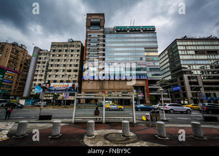 Edifici vicino Zhongxiao Dunhua, in Taipei, Taiwan. Foto Stock