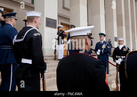 Washington, DC, Stati Uniti d'America. Il 14 marzo 2016. Il Segretario della Difesa Ash Carter ospita un onore cordon accogliente Israele il Ministro della difesa Moshe Ya'alon per l'edificio del Pentagono. Credito: B Christopher/Alamy Live News Foto Stock