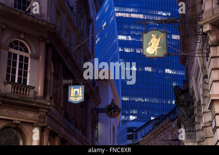 Edifici antichi e tradizionali segni commerciali a fianco di architettura moderna nel centro storico di Lombard Street. La città di Londra, Inghilterra, Regno Unito. Foto Stock