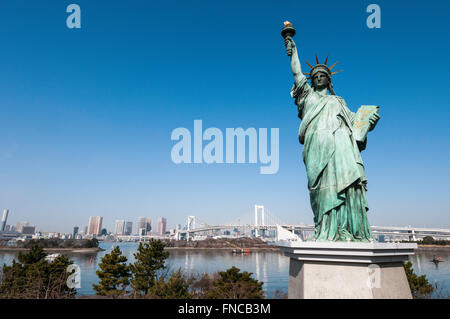 Replica della Statua della Libertà e il Ponte di Arcobaleno, Odaiba, presso Tokyo, Giappone Foto Stock