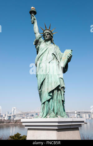 Replica della Statua della Libertà e il Ponte di Arcobaleno, Odaiba, presso Tokyo, Giappone Foto Stock
