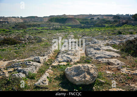 Scanalature parallele di epoca preistorica solchi di carri, misteriosamente segnato nella roccia di Clapham Junction a Malta. Foto Stock