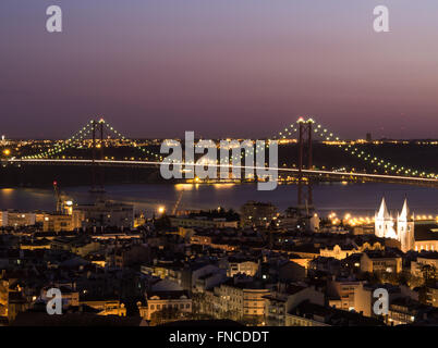 Il Ponte 25 de Abril in vista notturna, Lisbona, Portogallo Foto Stock