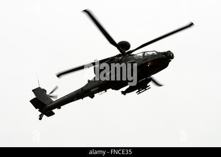 Army Air Corp Apache elicottero da RAF Wattisham oltre il Woodbridge airfield area formazione, Rendlesham, Suffolk, Regno Unito. Foto Stock