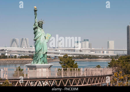 Replica della Statua della Libertà, Odaiba, presso Tokyo, Giappone Foto Stock