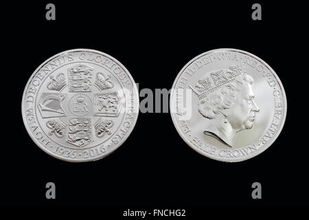 Regina Elisabetta II 90° compleanno commemorativa Mezza moneta Corona. Hobby di raccolta delle monete Foto Stock