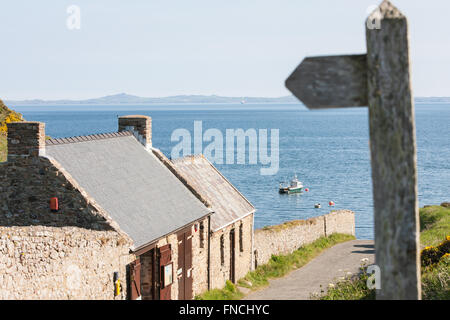 Martin's Haven Pier.ferry boat che porta i turisti,bird watchers,per vedere i puffini a Isola Skomer,Pembrokeshire,West Wales,Galles Foto Stock