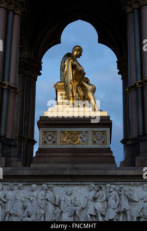 La scultura dorato di Prince Albert, marito della Regina Victoria,è la messa a fuoco del Albert Memorial a Kensington, London, Regno Unito. Foto Stock