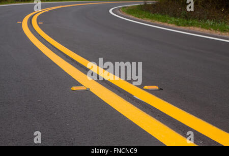 Carreggiata di linee divisorie e marcatori Foto Stock