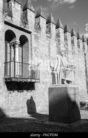 CORDOBA, Spagna - 25 Maggio 2015: la statua di arabo medioevale filosofo Averroè da Pablo Yusti Conejo (1967) e le mura della città Foto Stock