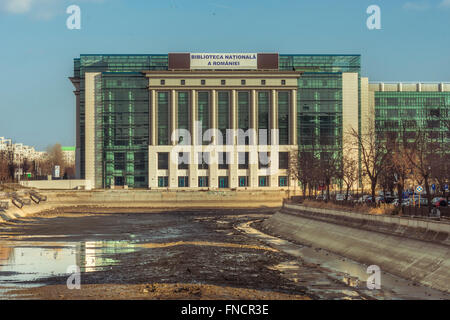 Bucarest, Romania - 06 febbraio 2016: Biblioteca Nazionale della Romania e il fiume Dambovita essiccato.Questo è il nuovo edificio del Na Foto Stock