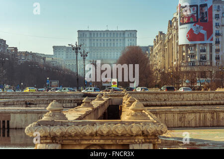 Bucarest, Romania - 06 febbraio 2016: Downtown Bucharest Unirii Square con il Palazzo del Parlamento in background. Palazzo di Foto Stock