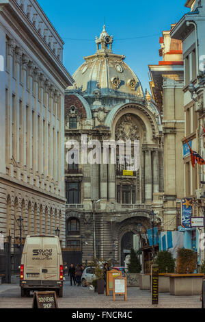 Bucarest, Romania - 06 febbraio 2016: vista di una strada nella città vecchia di Bucarest con la vecchia Borsa di edifici Foto Stock