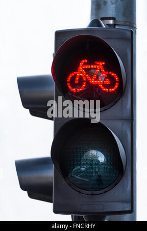 Luce di traffico per i ciclisti sulla luce rossa isolato su sfondo bianco Foto Stock