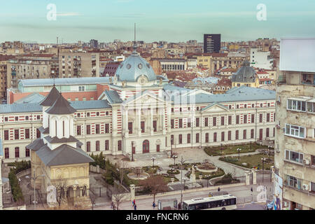 Bucharest city center. Vista aerea a Coltea e ospedale e Università edifici quadrati. Foto Stock