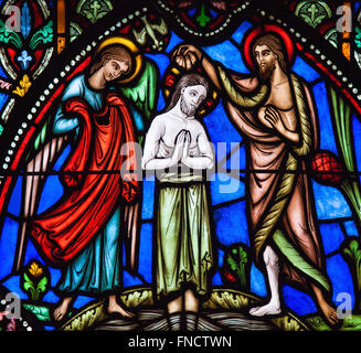Le vetrate colorate del battesimo di Gesù nel fiume Giordano da Giovanni Battista, nella Cattedrale di Bruxelles, Belgio. Foto Stock