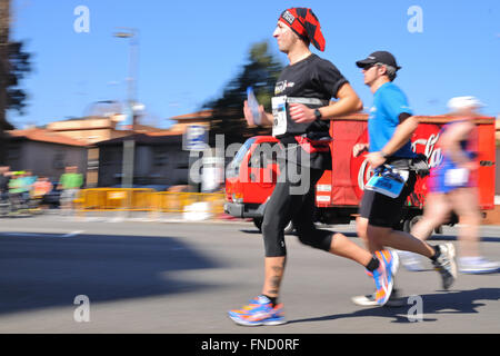 Barcellona - MAR 16: persone in esecuzione in Zurigo maratona di Barcellona attraverso le strade della città il 16 marzo 2014. Foto Stock