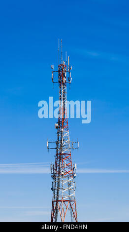 Grande rosso e bianco torre di comunicazioni sul cielo blu. Foto Stock