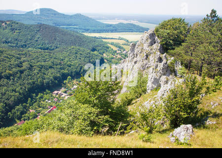 Slovacchia - Outlook dal Krslenica rocce poco sulle colline dei Carpazi Foto Stock