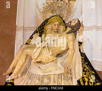 CORDOBA, Spagna - 26 Maggio 2015: il tradizionale acquisiti alla Signora del Dolore statua (pietà) nella chiesa Iglesia de San Augustin, XIX sec. Foto Stock