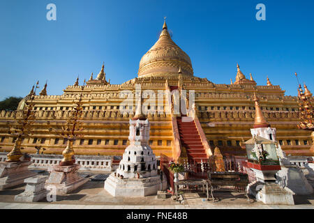 Gli ornati golden Shwezigon Pagoda, Bagan, Myanmar Foto Stock