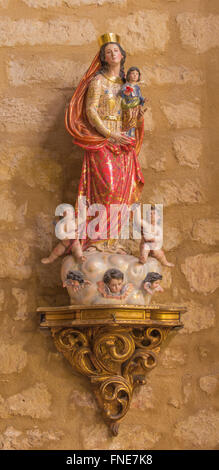 CORDOBA, Spagna - 27 Maggio 2015: Il policromo scolpito la Statua della Madonna nella chiesa Iglesia de San Lorenzo Di artista sconosciuto. Foto Stock