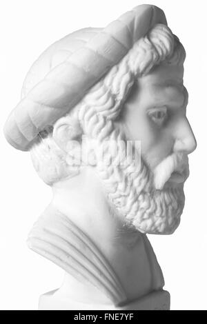 Pitagora era un importante filosofo greco, matematico, geometra e teorico musicale. Marmo bianco busto di lui su bianco bac Foto Stock