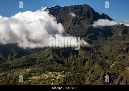 Vista dalla Le Maido lookout nel Cirque de Mafate con Piton des Neiges vulcano, sotto la Nouville, La Reunion Foto Stock