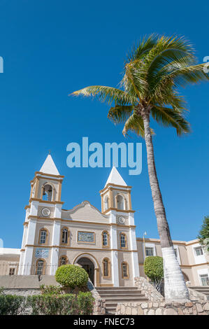 Vista frontale della Missione di San Jose del Cabo chiesa che si affaccia sulla piazza principale o zocalo nella Città Vecchia di San Jose del Cabo. Foto Stock